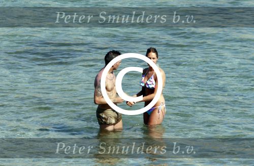 ibiza 15 juni 2013
Rodney Sneijder met Maybritt Slof in zee.
Peter Smulders bv