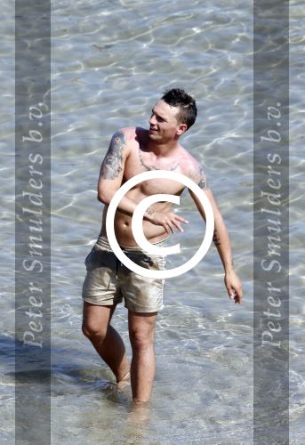 ibiza 15 juni 2013
Wesley Sneijder en Yolanthe Sneijder Cabau met Rodney Reduan en Jalal Diba en vrienden bij tropicana beach.
Peter Smulders bv