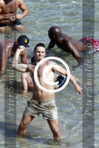 ibiza 15 juni 2013
Wesley Sneijder en Yolanthe Sneijder Cabau met Rodney Reduan en Jalal Diba en vrienden bij tropicana beach.
Peter Smulders bv
