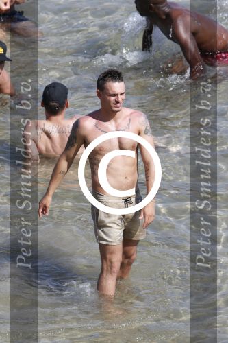 ibiza 15 juni 2013
Wesley Sneijder en Yolanthe Sneijder Cabau met Rodney Reduan en Jalal Diba en vrienden bij tropicana beach.
Peter Smulders bv