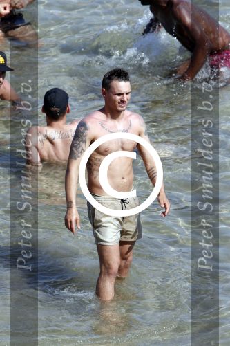 ibiza 15 juni 2013
Wesley Sneijder en Yolanthe Sneijder Cabau met Rodney Reduan en Jalal Diba en vrienden bij tropicana beach.
Peter Smulders bv