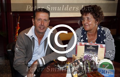 Volendam 23 mei 2013
Presentatie cd Tim Douwsma en Monique Smit in Old Dutch. Irene Moors reikt hem uit. Gerda en Ruud Smit
Peter Smulders bv