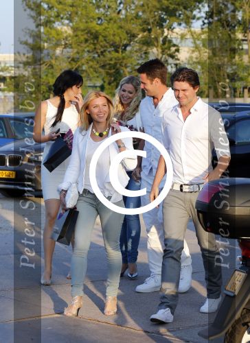 Amsterdam 7 juni 2013
Frank de Boer heeft feestje georganiseerd voor dochter en vrouw in the harbour club. Simon en Annemarie Keizer
Peter Smulders bv