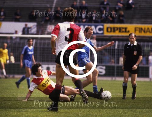 Rotterdam, 14 Mei 1986
Feyenoord-PSV, eindstand 2-3
Stanley Brard probeert Willy v d Kerkhof af te stoppen
Foto Peter Smulders BV