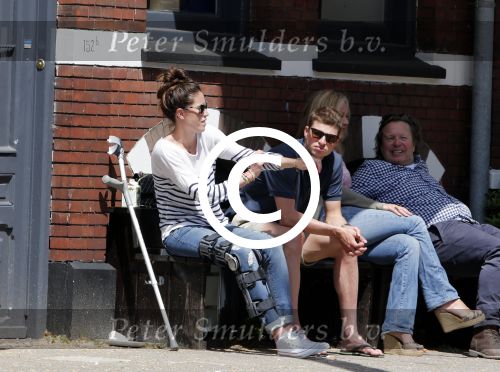 Amsterdam 5 juni 2013
Sven Kramer en zijn geblesseerde vriendin Naomi v As op terras. Naomi heeft haar kruisbanden afgescheurd.
Peter Smulders bv