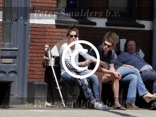 Amsterdam 5 juni 2013
Sven Kramer en zijn geblesseerde vriendin Naomi v As op terras. Naomi heeft haar kruisbanden afgescheurd.
Peter Smulders bv