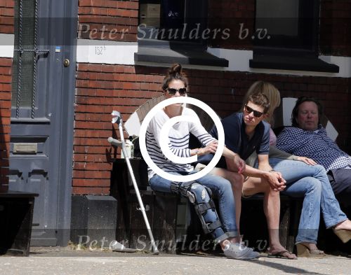 Amsterdam 5 juni 2013
Sven Kramer en zijn geblesseerde vriendin Naomi v As op terras. Naomi heeft haar kruisbanden afgescheurd.
Peter Smulders bv