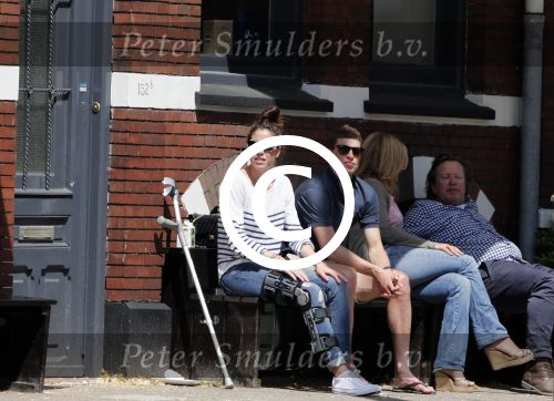 Amsterdam 5 juni 2013
Sven Kramer en zijn geblesseerde vriendin Naomi v As op terras. Naomi heeft haar kruisbanden afgescheurd.
Peter Smulders bv