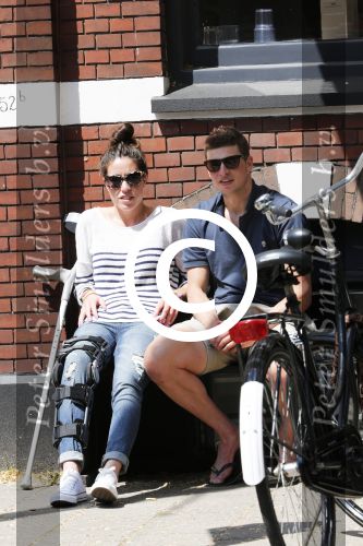 Amsterdam 5 juni 2013
Sven Kramer en zijn geblesseerde vriendin Naomi v As op terras. Naomi heeft haar kruisbanden afgescheurd.
Peter Smulders bv