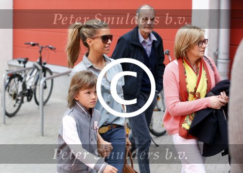 Hamburg 2 juni 2013
Sylvie v d Vaart en haar ouders en aupair gaan met damian naar zijn verjaardagsfeestje in indoor beach centrum Hamburg.
Peter Smulders bv