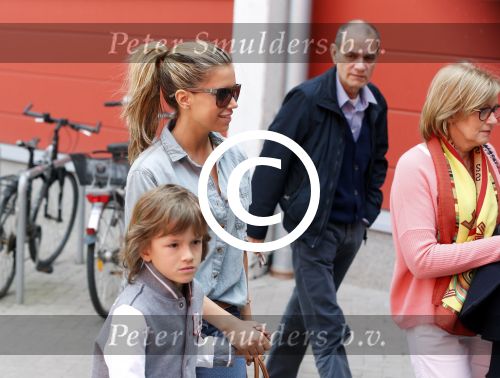 Hamburg 2 juni 2013
Sylvie v d Vaart en haar ouders en aupair gaan met damian naar zijn verjaardagsfeestje in indoor beach centrum Hamburg.
Peter Smulders bv