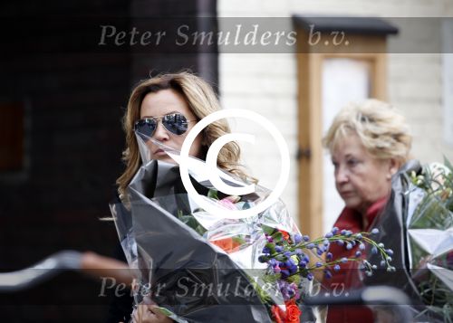 Amsterdam 3 juni 2013
Tatjana met bloemen op de beethovenstraat.
Peter Smulders bv