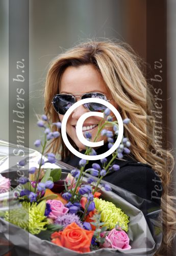 Amsterdam 3 juni 2013
Tatjana met bloemen op de beethovenstraat.
Peter Smulders bv