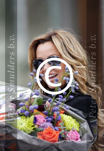 Amsterdam 3 juni 2013
Tatjana met bloemen op de beethovenstraat.
Peter Smulders bv