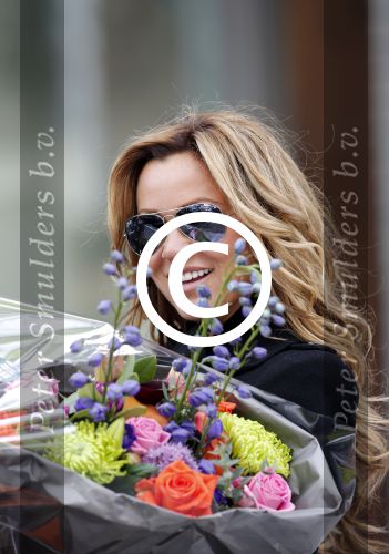 Amsterdam 3 juni 2013
Tatjana met bloemen op de beethovenstraat.
Peter Smulders bv