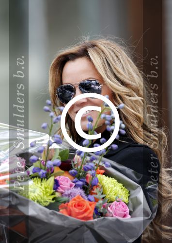 Amsterdam 3 juni 2013
Tatjana met bloemen op de beethovenstraat.
Peter Smulders bv