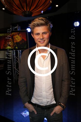 Volendam 23 mei 2013
Presentatie cd Tim Douwsma en Monique Smit in Old Dutch. Irene Moors reikt hem uit.
Peter Smulders bv