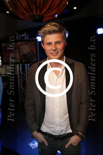 Volendam 23 mei 2013
Presentatie cd Tim Douwsma en Monique Smit in Old Dutch. Irene Moors reikt hem uit.
Peter Smulders bv