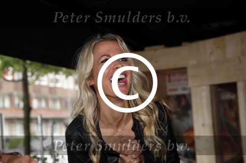 Amsterdam 29 mei 2013
Vivian Reys en Marvy Rieder laten zich opsluiten (lock me up) voor de stichting stop kindermisbruik in Red Sun.
Peter Smulders bv