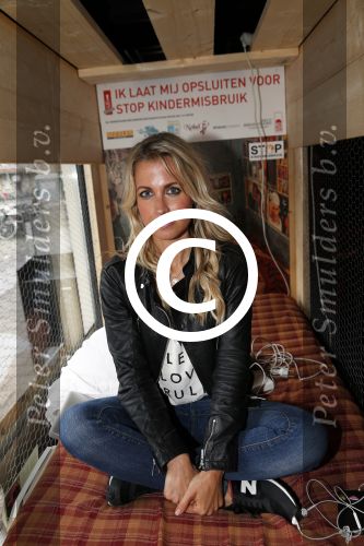 Amsterdam 29 mei 2013
Vivian Reys en Marvy Rieder laten zich opsluiten (lock me up) voor de stichting stop kindermisbruik in Red Sun.
Peter Smulders bv
