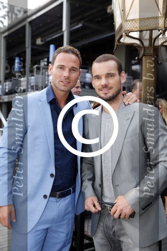 Istanbul 21 mei 2013
Presentatie nieuw sieradenlijn Yolanthe Cabau van Yolanthe Sneijder Cabau in het meest populaire restaurant / club Reina van Istanbul. Wesley Sneijder was trots als een pauw. Wesley met zijn broer Jeffrey
Peter Smulders bv
