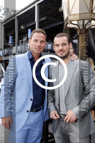 Istanbul 21 mei 2013
Presentatie nieuw sieradenlijn Yolanthe Cabau van Yolanthe Sneijder Cabau in het meest populaire restaurant / club Reina van Istanbul. Wesley Sneijder was trots als een pauw. Wesley met zijn broer Jeffrey
Peter Smulders bv