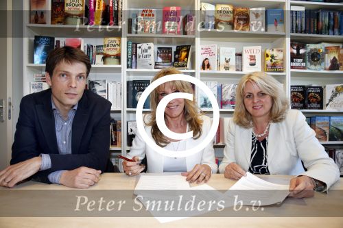 Amsterdam 28 mei 2013
Xenia Kasper tekent kontrakt bij uitgeverij Luitingh-Sijthoff. Tom harmsen en Genevieve Waldmann zijn erbij aanwezig namens de uitgeverij.
Peter Smulders bv