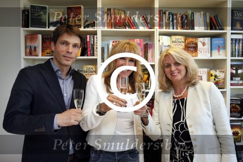 Amsterdam 28 mei 2013
Xenia Kasper tekent kontrakt bij uitgeverij Luitingh-Sijthoff. Tom harmsen en Genevieve Waldmann zijn erbij aanwezig namens de uitgeverij.
Peter Smulders bv