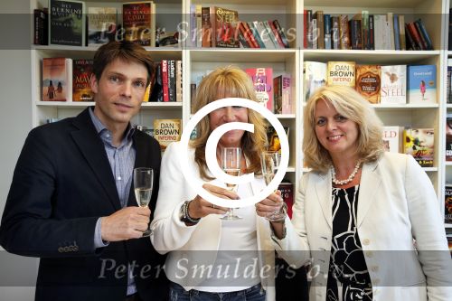 Amsterdam 28 mei 2013
Xenia Kasper tekent kontrakt bij uitgeverij Luitingh-Sijthoff. Tom harmsen en Genevieve Waldmann zijn erbij aanwezig namens de uitgeverij.
Peter Smulders bv