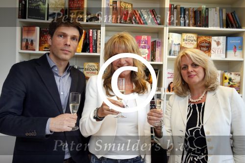 Amsterdam 28 mei 2013
Xenia Kasper tekent kontrakt bij uitgeverij Luitingh-Sijthoff. Tom harmsen en Genevieve Waldmann zijn erbij aanwezig namens de uitgeverij.
Peter Smulders bv