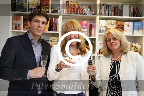 Amsterdam 28 mei 2013
Xenia Kasper tekent kontrakt bij uitgeverij Luitingh-Sijthoff. Tom harmsen en Genevieve Waldmann zijn erbij aanwezig namens de uitgeverij.
Peter Smulders bv