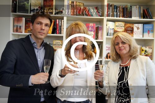 Amsterdam 28 mei 2013
Xenia Kasper tekent kontrakt bij uitgeverij Luitingh-Sijthoff. Tom harmsen en Genevieve Waldmann zijn erbij aanwezig namens de uitgeverij.
Peter Smulders bv