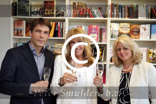 Amsterdam 28 mei 2013
Xenia Kasper tekent kontrakt bij uitgeverij Luitingh-Sijthoff. Tom harmsen en Genevieve Waldmann zijn erbij aanwezig namens de uitgeverij.
Peter Smulders bv