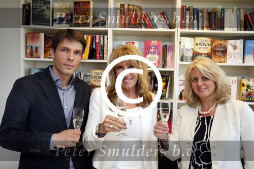 Amsterdam 28 mei 2013
Xenia Kasper tekent kontrakt bij uitgeverij Luitingh-Sijthoff. Tom harmsen en Genevieve Waldmann zijn erbij aanwezig namens de uitgeverij.
Peter Smulders bv