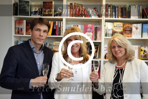 Amsterdam 28 mei 2013
Xenia Kasper tekent kontrakt bij uitgeverij Luitingh-Sijthoff. Tom harmsen en Genevieve Waldmann zijn erbij aanwezig namens de uitgeverij.
Peter Smulders bv