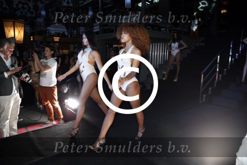 Istanbul 21 mei 2013
Presentatie nieuw sieradenlijn Yolanthe Cabau van Yolanthe Sneijder Cabau in het meest populaire restaurant / club Reina van Istanbul. Wesley Sneijder was trots als een pauw.
Peter Smulders bv