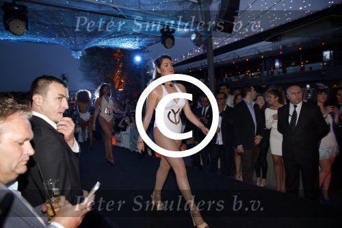 Istanbul 21 mei 2013
Presentatie nieuw sieradenlijn Yolanthe Cabau van Yolanthe Sneijder Cabau in het meest populaire restaurant / club Reina van Istanbul. Wesley Sneijder was trots als een pauw.
Peter Smulders bv