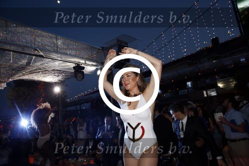 Istanbul 21 mei 2013
Presentatie nieuw sieradenlijn Yolanthe Cabau van Yolanthe Sneijder Cabau in het meest populaire restaurant / club Reina van Istanbul. Wesley Sneijder was trots als een pauw.
Peter Smulders bv
