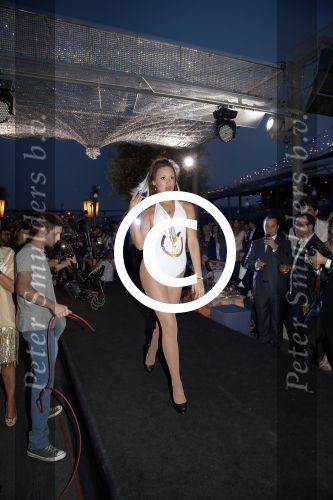 Istanbul 21 mei 2013
Presentatie nieuw sieradenlijn Yolanthe Cabau van Yolanthe Sneijder Cabau in het meest populaire restaurant / club Reina van Istanbul. Wesley Sneijder was trots als een pauw.
Peter Smulders bv