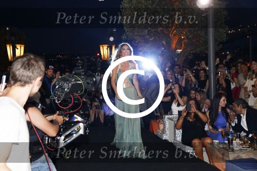 Istanbul 21 mei 2013
Presentatie nieuw sieradenlijn Yolanthe Cabau van Yolanthe Sneijder Cabau in het meest populaire restaurant / club Reina van Istanbul. Wesley Sneijder was trots als een pauw.
Peter Smulders bv