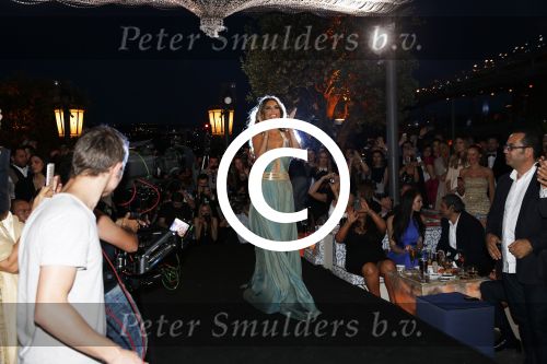 Istanbul 21 mei 2013
Presentatie nieuw sieradenlijn Yolanthe Cabau van Yolanthe Sneijder Cabau in het meest populaire restaurant / club Reina van Istanbul. Wesley Sneijder was trots als een pauw.
Peter Smulders bv
