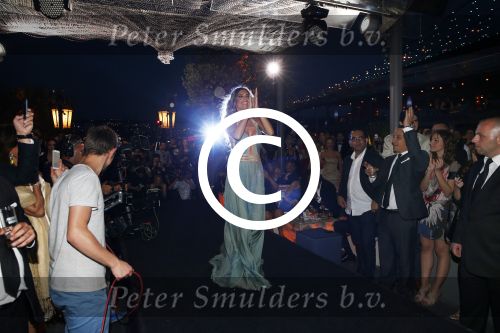 Istanbul 21 mei 2013
Presentatie nieuw sieradenlijn Yolanthe Cabau van Yolanthe Sneijder Cabau in het meest populaire restaurant / club Reina van Istanbul. Wesley Sneijder was trots als een pauw.
Peter Smulders bv