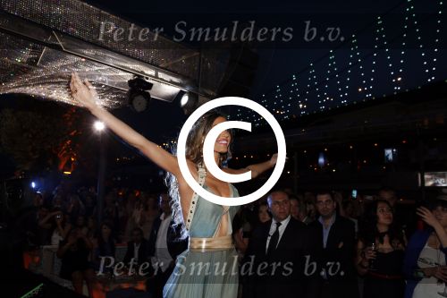 Istanbul 21 mei 2013
Presentatie nieuw sieradenlijn Yolanthe Cabau van Yolanthe Sneijder Cabau in het meest populaire restaurant / club Reina van Istanbul. Wesley Sneijder was trots als een pauw.
Peter Smulders bv