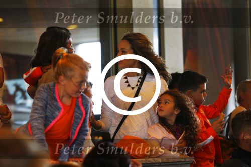 Noordwijk 5 juni 2014
Vertrek Nederlands elftal richting Brazilie vanaf Huis ter Duin. De vrouwen en de kinderen zwaaien de spelers uit. Bouchra v Persie met kinderen