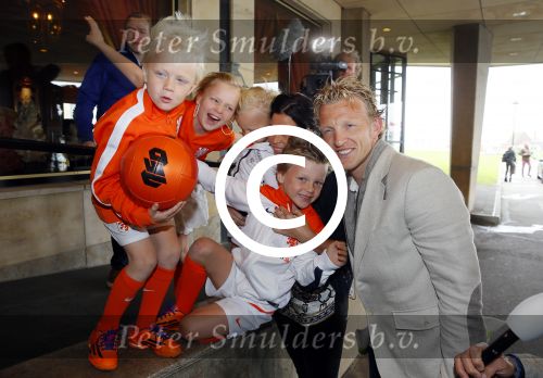 Noordwijk 5 juni 2014
Vertrek Nederlands elftal richting Brazilie vanaf Huis ter Duin. De vrouwen en de kinderen zwaaien de spelers uit. Dirk Kuyt met vrouw en kinderen