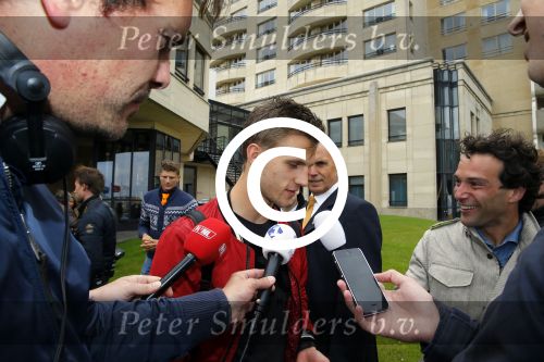 Noordwijk 5 juni 2014
Vertrek Nederlands elftal richting Brazilie vanaf Huis ter Duin. De vrouwen en de kinderen zwaaien de spelers uit. Joel Veltman met vriendin