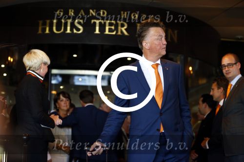 Noordwijk 5 juni 2014
Vertrek Nederlands elftal richting Brazilie vanaf Huis ter Duin. De vrouwen en de kinderen zwaaien de spelers uit. Een huilende Truus v Gaal zwaait haar man Louis v Gaal uit