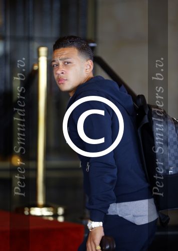 Noordwijk 5 juni 2014
Vertrek Nederlands elftal richting Brazilie vanaf Huis ter Duin. De vrouwen en de kinderen zwaaien de spelers uit. Memphis Depay met een kennis