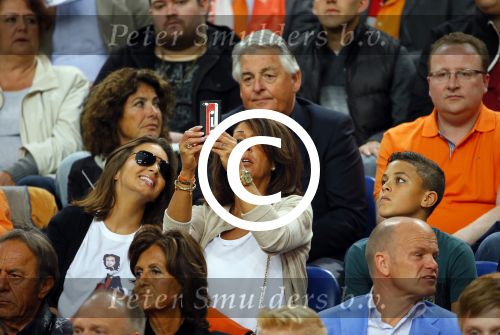 Amsterdam 4 juni 2014
Rosanna Kluivert met Shane en Justin en Rachel en Dre Hazes Jr op de tribune bij Nederland- Wales in de Arena