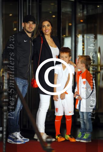 Noordwijk 5 juni 2014
Vertrek Nederlands elftal richting Brazilie vanaf Huis ter Duin. De vrouwen en de kinderen zwaaien de spelers uit. Yolanthe Sneijder Cabau met Jessey Sneijder en neefje en Wesley